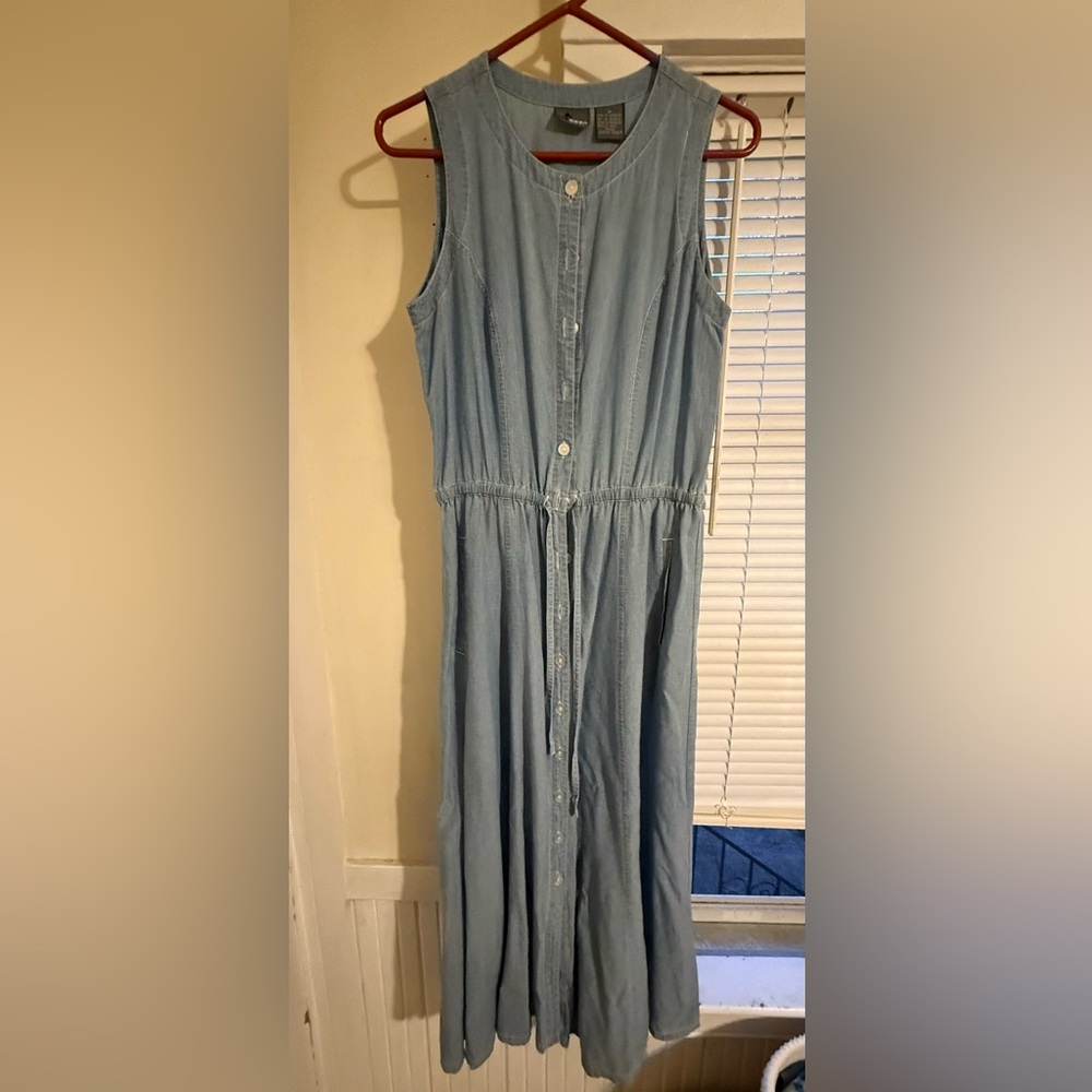 VINTAGE LIZ CLAIBORNE SUNDRESS IN DENIM BLUE

BUTTON DETAIL/BELT

CIRCA 1980